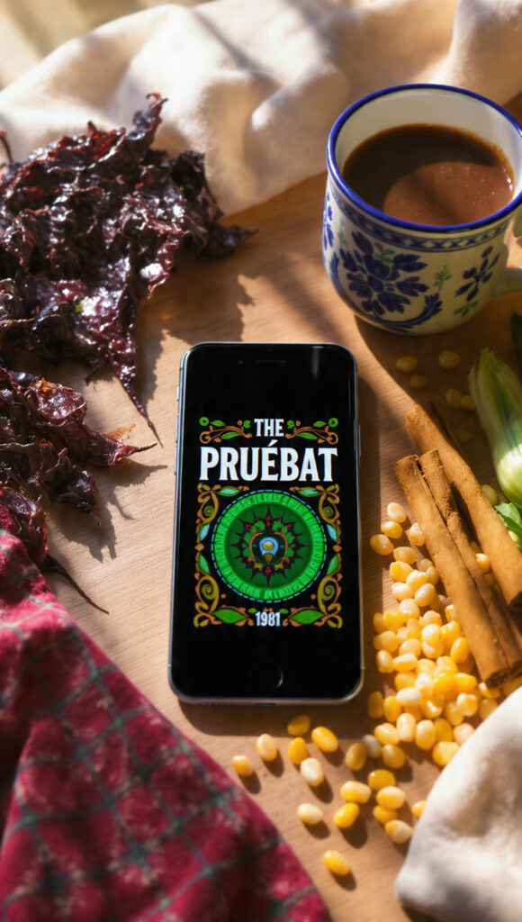 Libro digital de Gastronomía Mexicana en celular rodeado de ingredientes tradicionales.