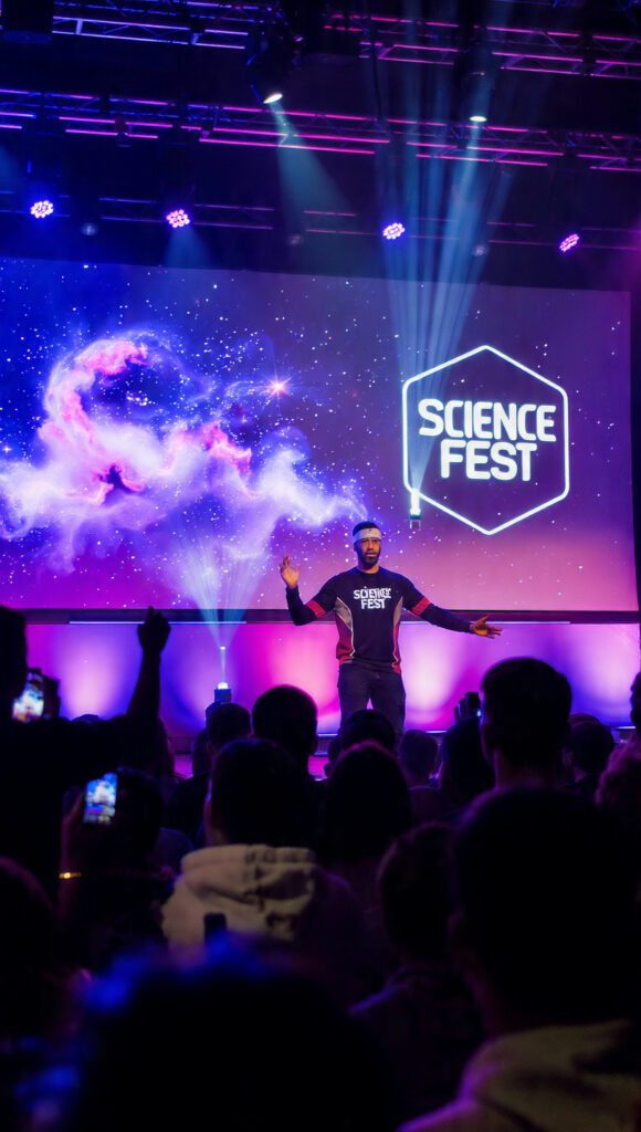 Evento de divulgación científica Muy Science Fest en un teatro moderno.