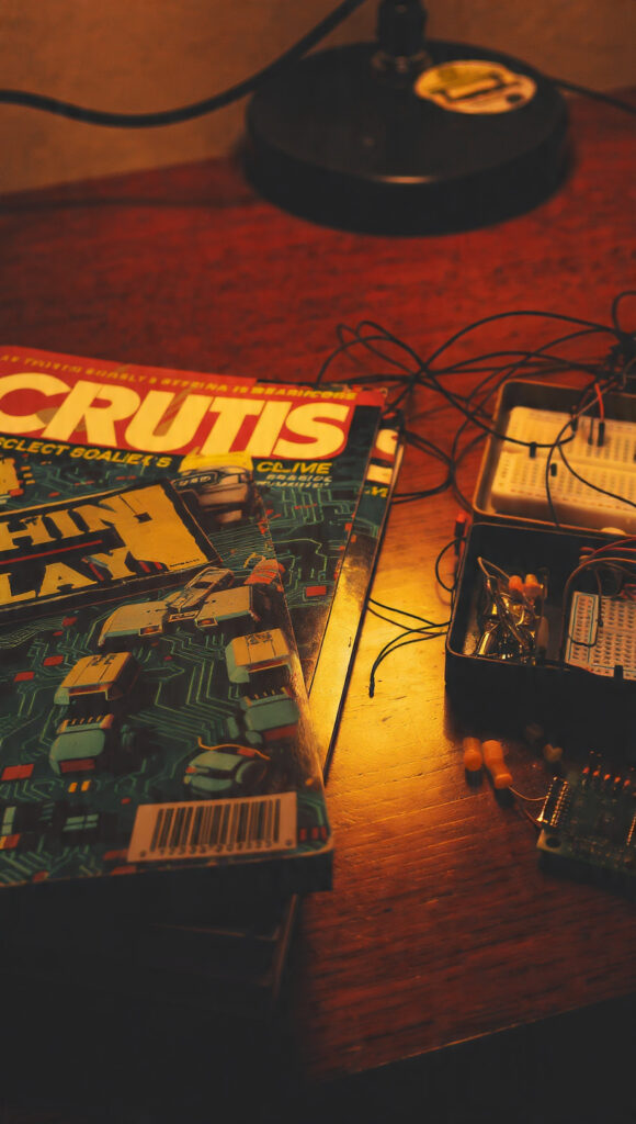 Colección de revistas Saber Electrónica y un kit CEKIT de los 90, evocando la nostalgia de aprender electrónica.