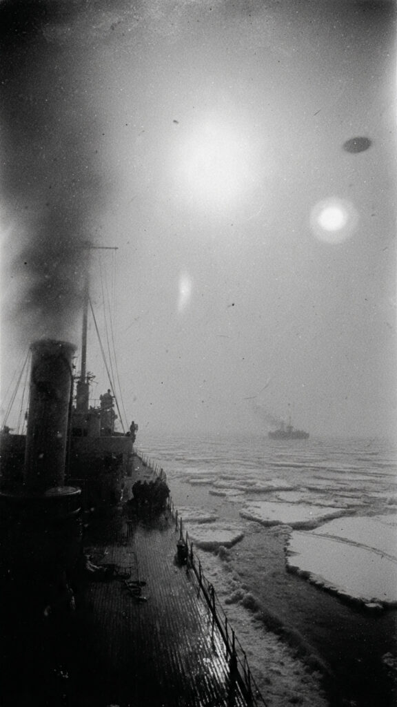 Fotografía estilo 1947 mostrando un buque de guerra estadounidense en la Antártida con tres objetos discoidales sobrevolando la nave.